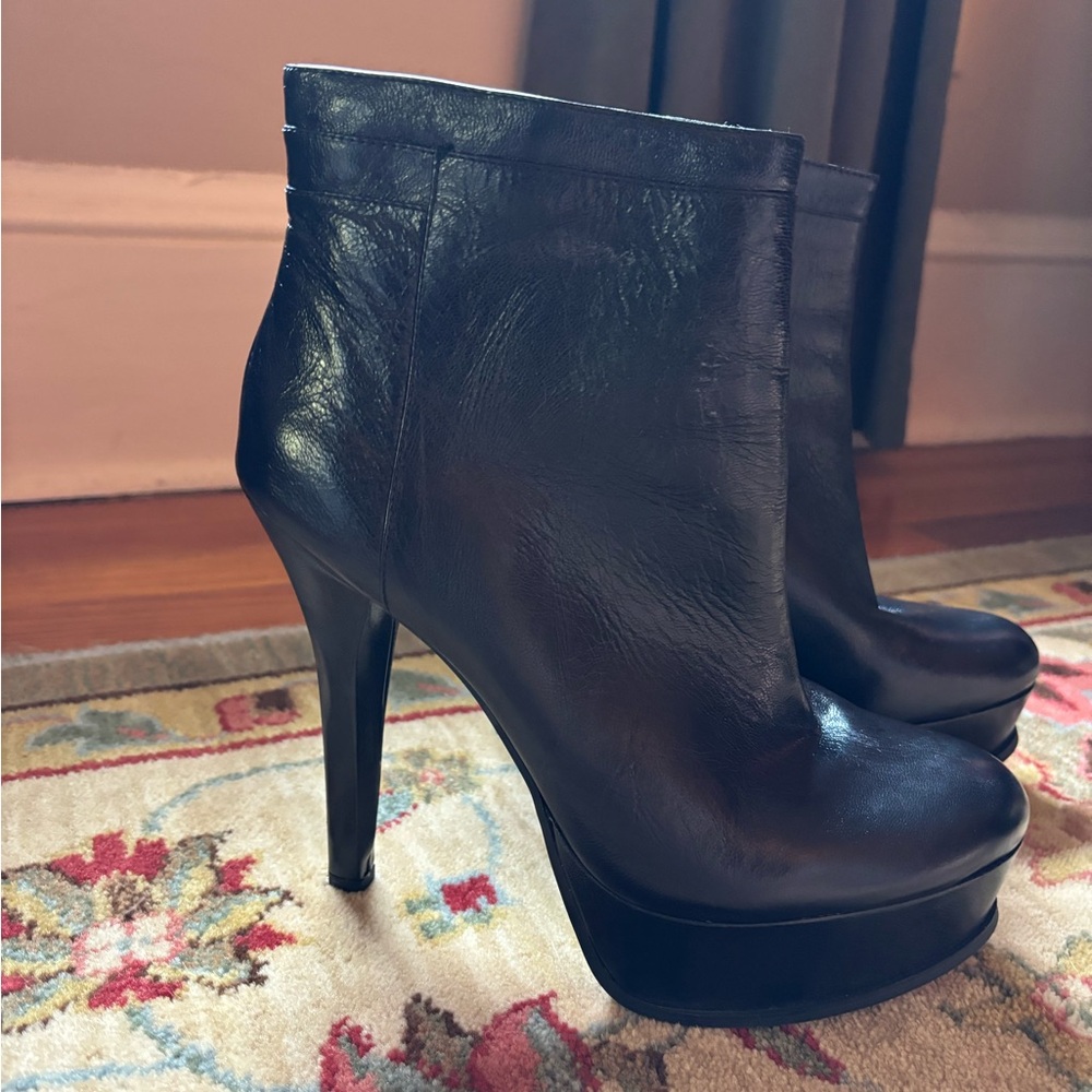 Nine West ‘Like A Queen’ leather ankle heel booties size 9.5